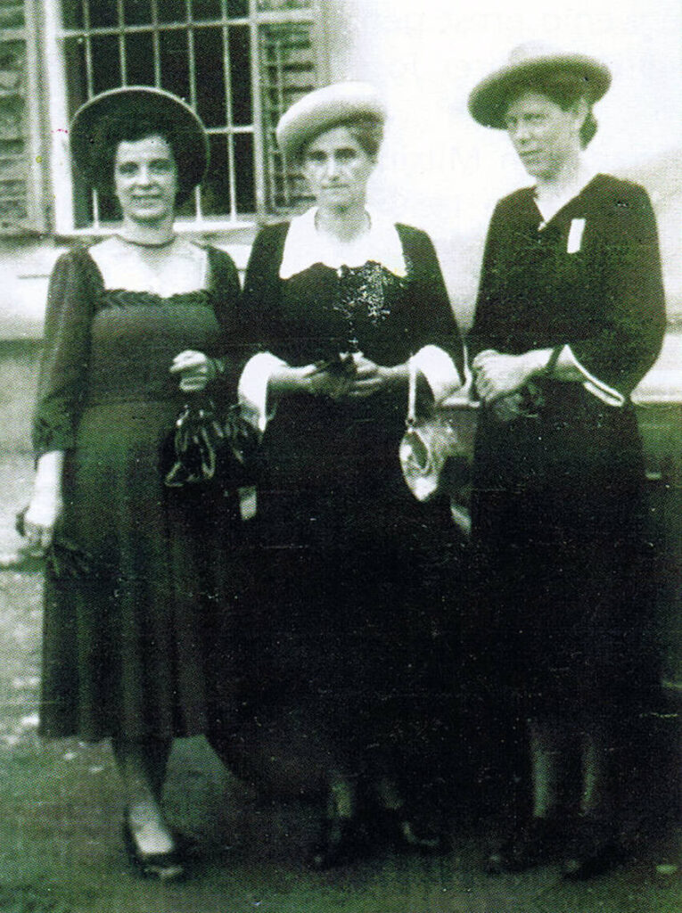 Fahnenweihe 1949: Fahnenpatin Anna Fuchs, Fahnenmutter Martha Birchbauer, Fahnenpatin Anna Rabl