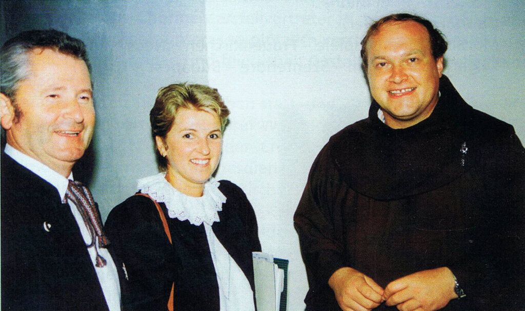 Sängerausflug 1990 – Frauenkirchen, Obmann Erich Birchbauer, Chorleiter Elisabeth Schabus, Pater Michael